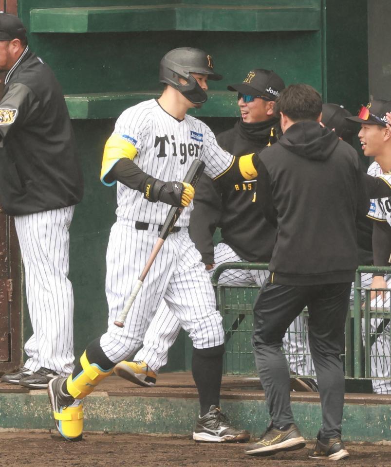 　１回、佐藤輝の２ランに笑顔の藤川監督（撮影・金田祐二）