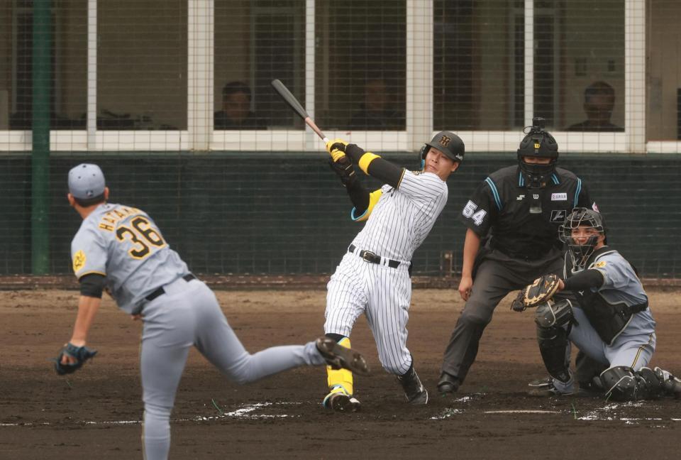 　１回、先制２ラン放つ佐藤輝（撮影・金田祐二）