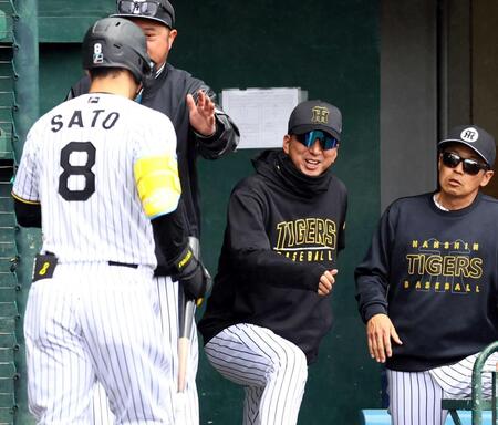 　佐藤輝（８）を笑顔で迎える藤川監督