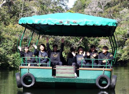 　ボートに乗り、休日を楽しむ（左から）工藤、川崎、今朝丸、佐野、町田、早川（撮影・山口登）