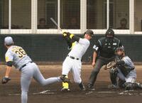 　１回、畠から先制２ラン放つ佐藤輝（撮影・金田祐二）