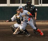 　３回、適時打を放つ野口（撮影・金田祐二）