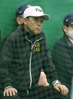 　ブルペンで投手陣の投球を見つめる岡田彰布オーナー付顧問（撮影・中田匡峻）