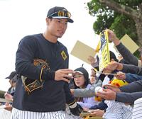 　ファンにサインをし、引き揚げる佐藤輝（撮影・中田匡峻）