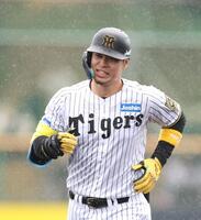 　１回、先制２ランを放った佐藤輝は雨の中、ダイヤモンドを一周する（撮影・中田匡峻）
