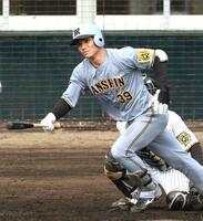 　４回、適時三塁打を放つ栄枝（撮影・金田祐二）