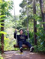 　ブランコに乗り笑顔を見せる今朝丸（撮影・山口登）