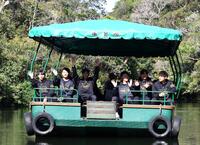 　ボートに乗り、休日を楽しむ（左から）工藤、川崎、今朝丸、佐野、町田、早川（撮影・山口登）