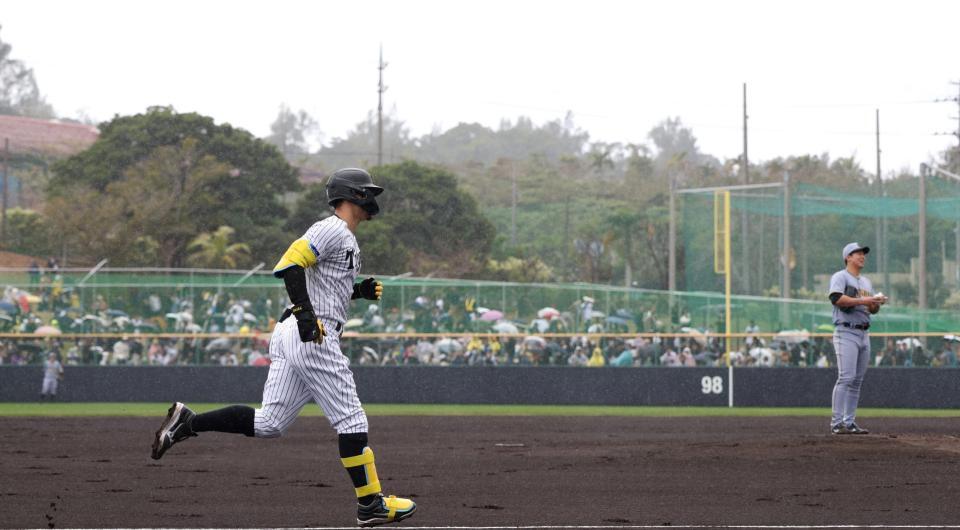 　１回、畠（右）からライトに先制２ランを放ち、ゆっくりとダイヤモンドを一周する佐藤輝（撮影・中田匡峻）