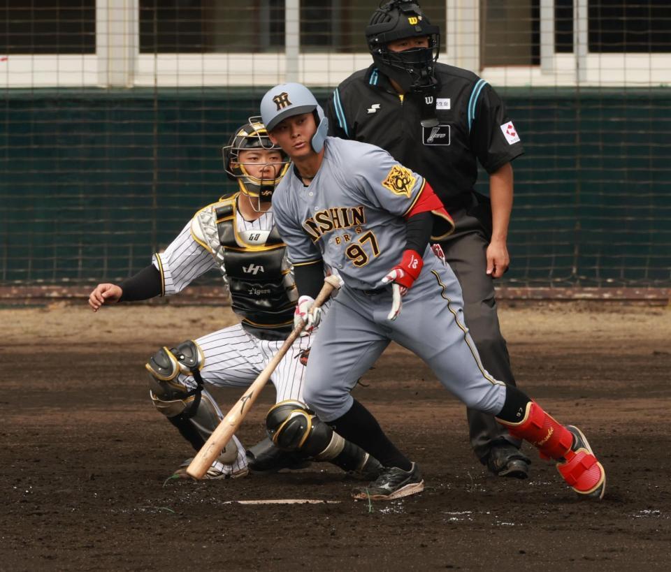 　３回、適時打を放つ野口（撮影・金田祐二）