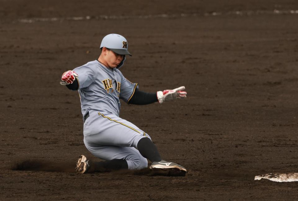 　３回、適時打の後、二盗を決める野口（撮影・金田祐二）