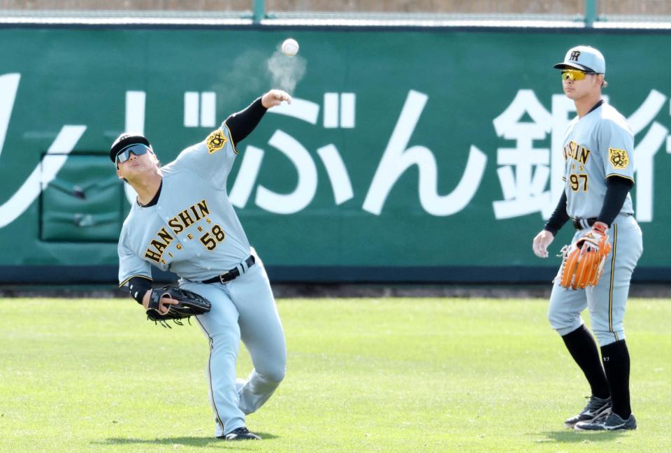 　シートノックで本塁へ送球する前川（撮影・田中太一）