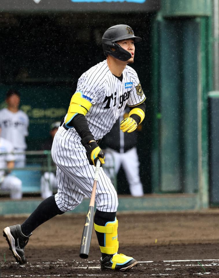 　１回、右越えに先制２ランを放つ佐藤輝（撮影・山口登）