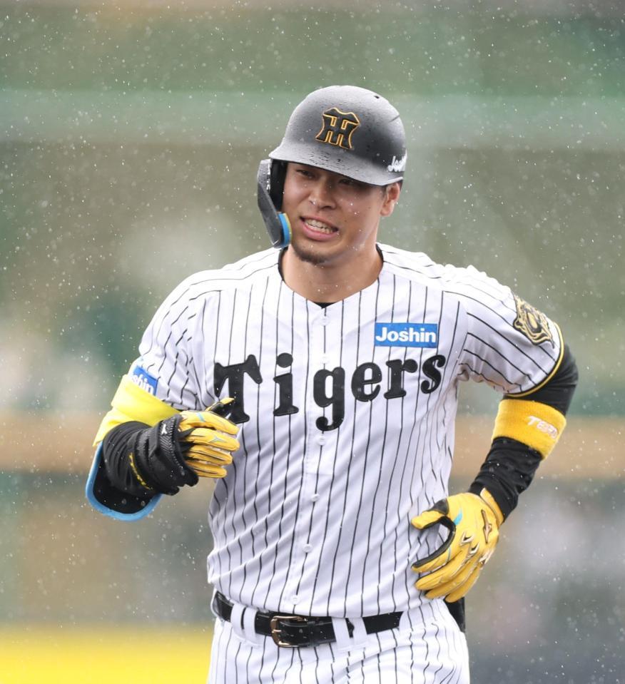 　１回、先制２ランを放った佐藤輝は雨の中、ダイヤモンドを一周する（撮影・中田匡峻）