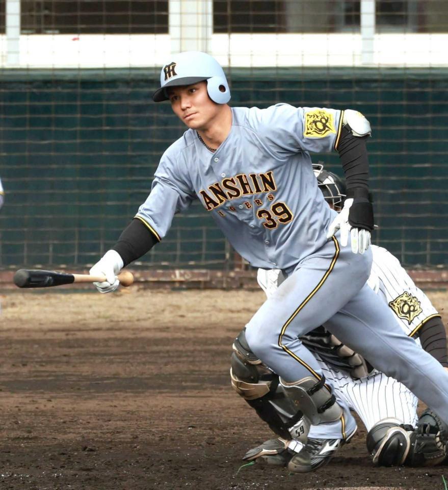 　４回、適時三塁打を放つ栄枝（撮影・金田祐二）