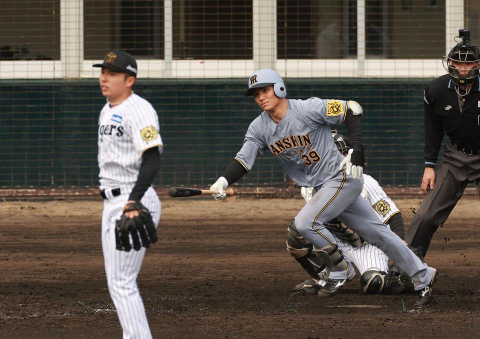 　４回、適時三塁打を放つ栄枝（撮影・金田祐二）