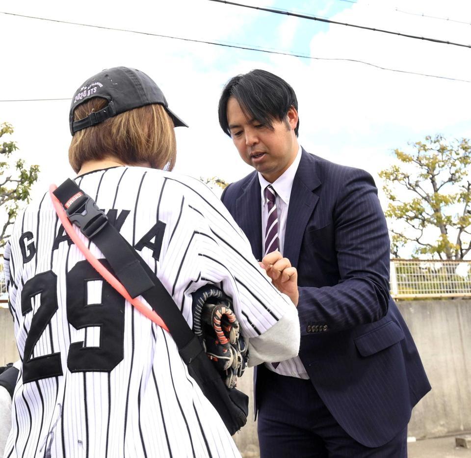 　ファンサービスする井川慶氏