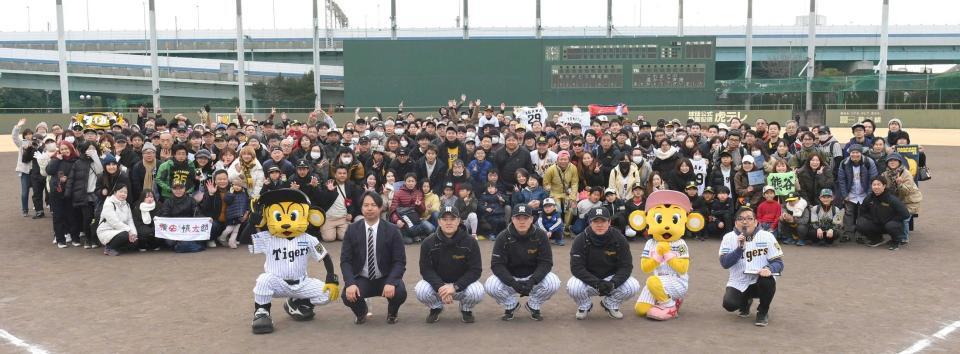 　参加者と写真に収まる（左から）井川氏、望月氏、高浜氏、陽川氏＝撮影・西田忠信