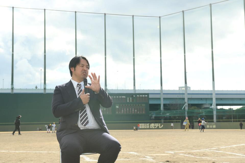 　トークショーでファンを楽しませる井川慶氏（撮影・西田忠信）