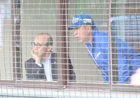 阪神・岡田顧問が監督退任後、初の他球団視察　中日-ＤｅＮＡ戦の練習からチェック　中日・井上監督らとも談笑