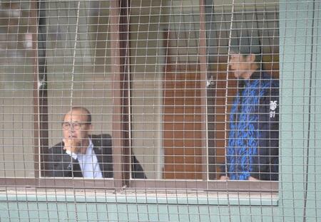 　ＤｅＮＡ・三浦監督（右）と話す岡田顧問（撮影・佐々木彰尚）