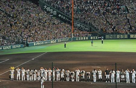 　甲子園開場１００周年を勝利で飾り、ファンにあいさつする阪神ナイン＝２４年８月