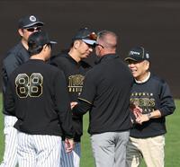 　ウィリアム駐米スカウトと抱擁を交わす藤川監督（撮影・中田匡峻）