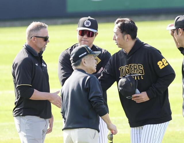 阪神 藤川監督がジェフ・ウィリアムス駐米スカウトと握手＆ハグ 05年