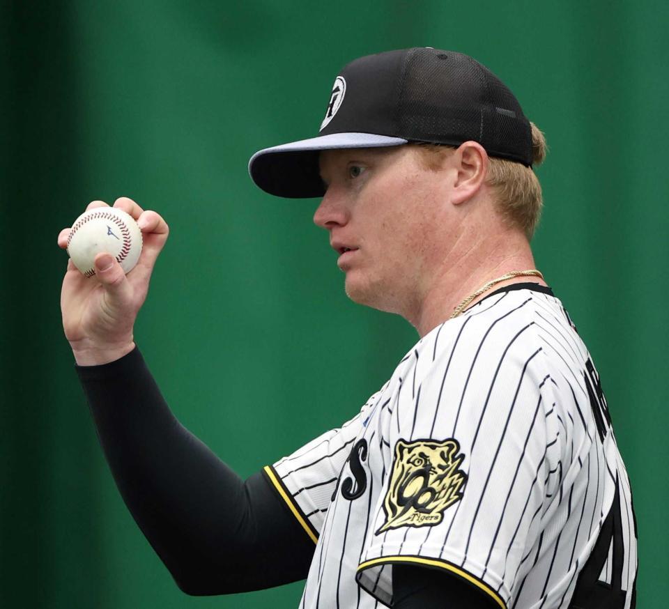 　ブルペンでナックルの握りを見せる阪神・ネルソン