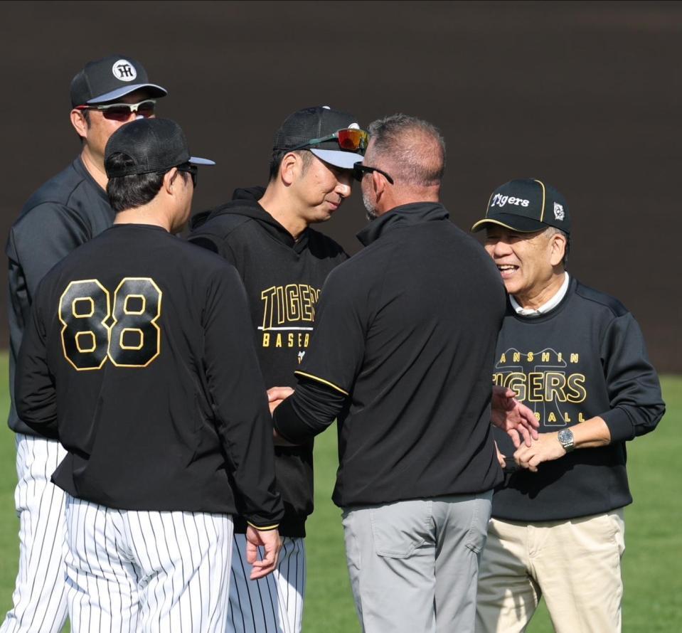 　ウィリアム駐米スカウトと抱擁を交わす藤川監督（撮影・中田匡峻）