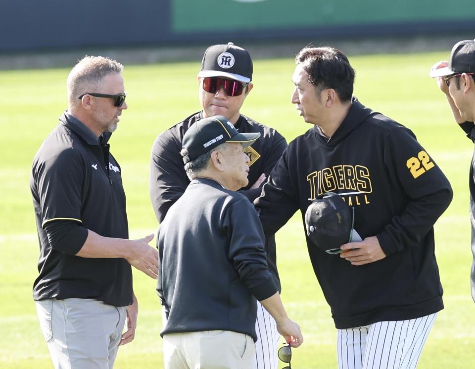 　ウィリアムス駐米スカウトとハグし握手をする藤川監督（撮影・田中太一）