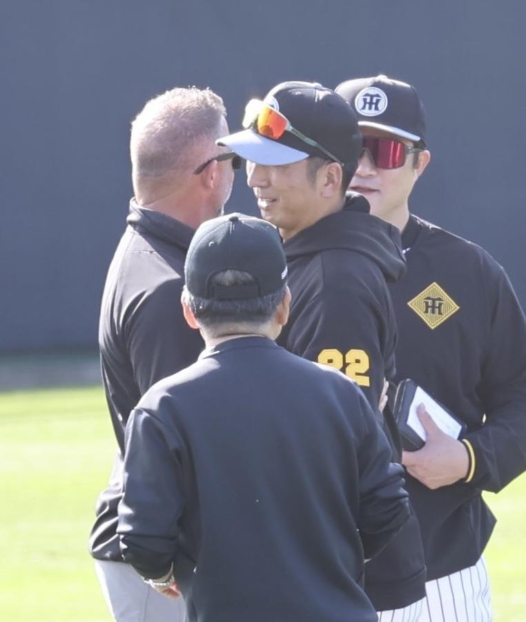 　ウィリアムスとハグし握手をする藤川監督（撮影・田中太一）