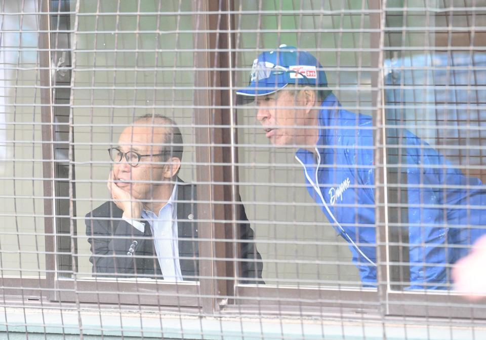 　中日キャンプを訪問し井上監督（右）と話す岡田顧問（撮影・佐々木彰尚）