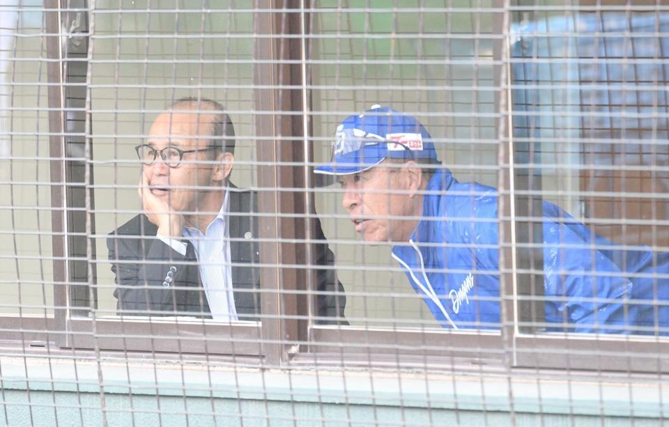 　中日キャンプを訪問し井上監督（右）と話す岡田顧問（撮影・佐々木彰尚）