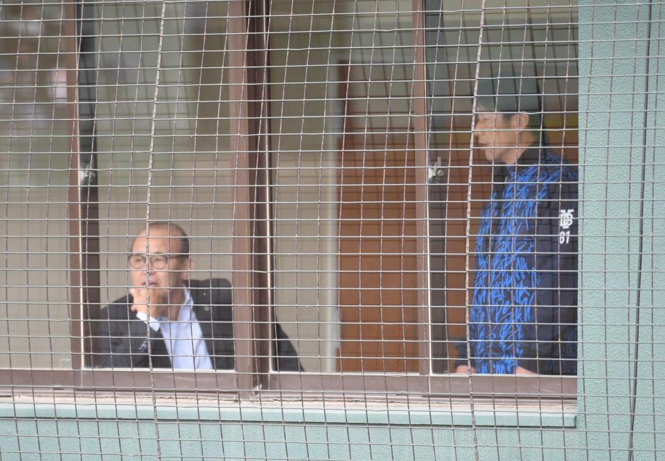 　ＤｅＮＡ・三浦監督（右）と話す岡田顧問（撮影・佐々木彰尚）