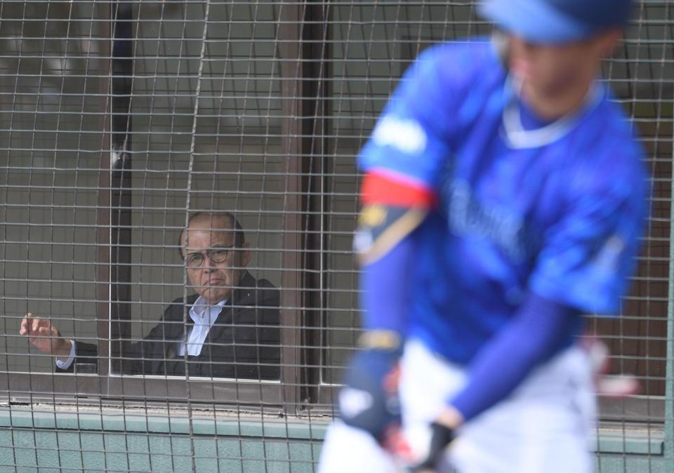 　ＤｅＮＡ・度会を見る岡田顧問（撮影・佐々木彰尚）