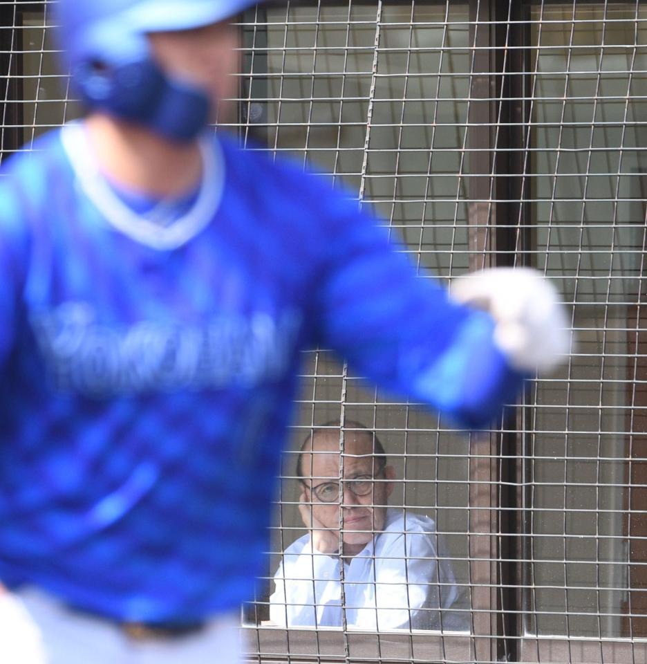 　試合を見つめる岡田顧問（撮影・佐々木彰尚）