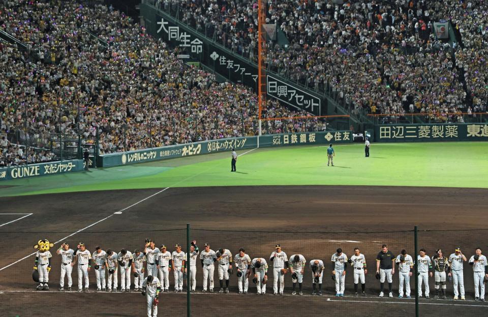 　甲子園開場１００周年を勝利で飾り、ファンにあいさつする阪神ナイン＝２４年８月