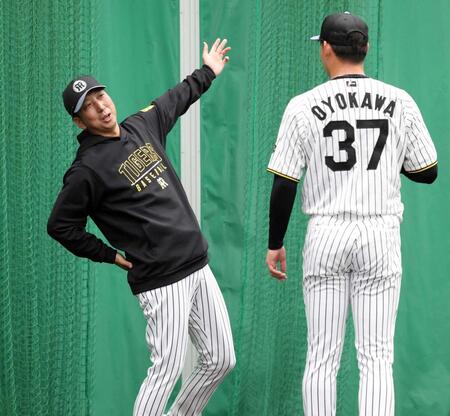 　及川（右）を指導する藤川監督