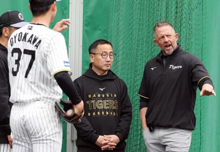 　及川（左）と話すウィリアムス駐米スカウト