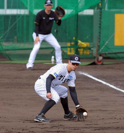 　中継プレーの練習をする佐藤輝