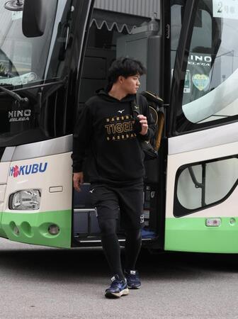 　球場入りする森下