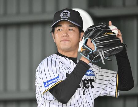 　ブルペンで投球練習する高橋（撮影・西田忠信）