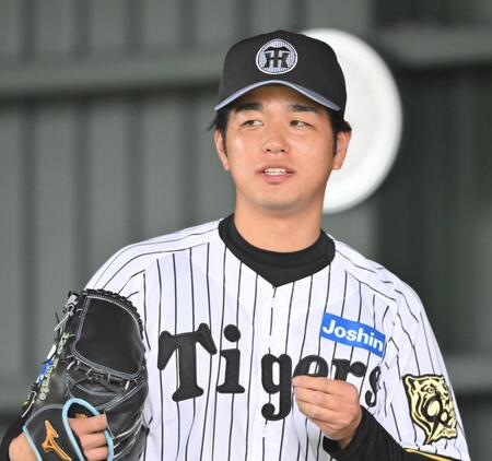 　ブルペンで投球練習する高橋（撮影・西田忠信）