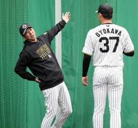 　及川（右）を指導する藤川監督