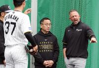 　及川（左）と話すウィリアムス駐米スカウト