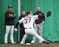 　藤川監督（左）、ウィリアムス駐米スカウト（右）が見守る中、投球練習をする及川（撮影・中田匡峻）