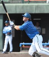 　左前に適時打を放つＤｅＮＡ・井上絢登（撮影・佐々木彰尚）