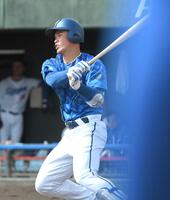 　三塁強襲適時内野安打を放つＤｅＮＡ・加藤響（撮影・佐々木彰尚）