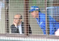 　中日・井上監督（右）と話しながらグラウンドを見つめる岡田オーナー付顧問（撮影・佐々木彰尚）